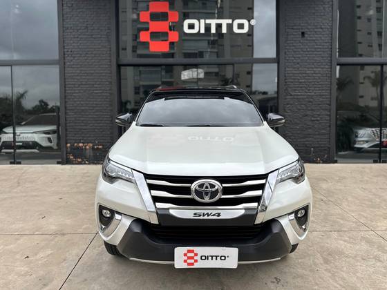 TOYOTA HILUX 2.8 SRX 4X4 CD 16V DIESEL 4P AUTOMÁTICO TOYOTA HILUX 2.8 SRX 4X4 CD 16V DIESEL 4P AUTOMÁTICO